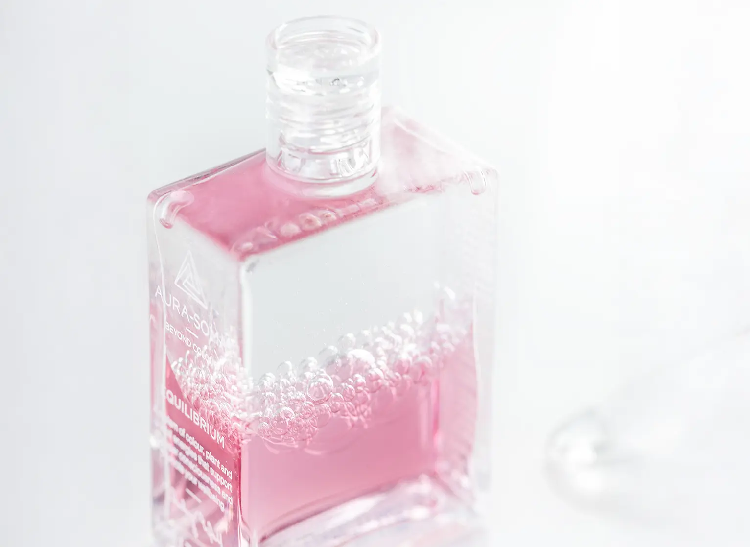 Aura-Soma Equilibrium B11 ein Kranz aus Blüten Aura-Soma Equilibrium Flasche B11 Name der Flasche: in Kranz aus Blüten: Klar über Rosa. Eine zweischichtige Glasflasche mit klarem Deckel.