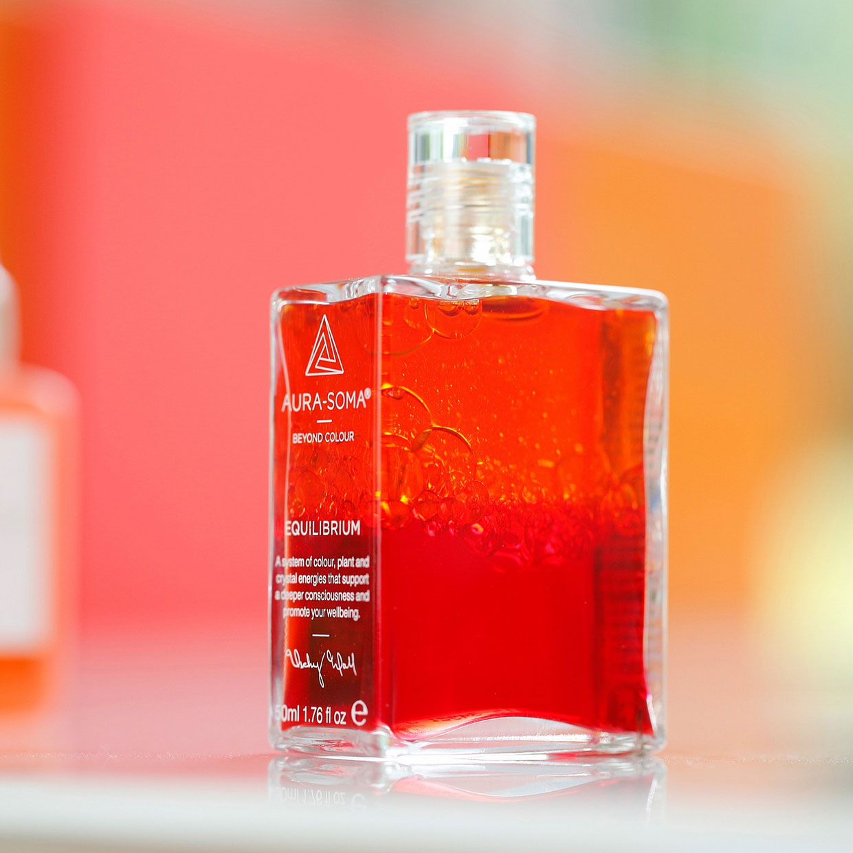 Aura-Soma Equilibrium Flasche B006 Energieflasche Aura-Soma Equilibrium Flasche B006 Energieflasche: Rot über Rot. Eine zweischichtige Glasflasche mit klarem Deckel. Banner.