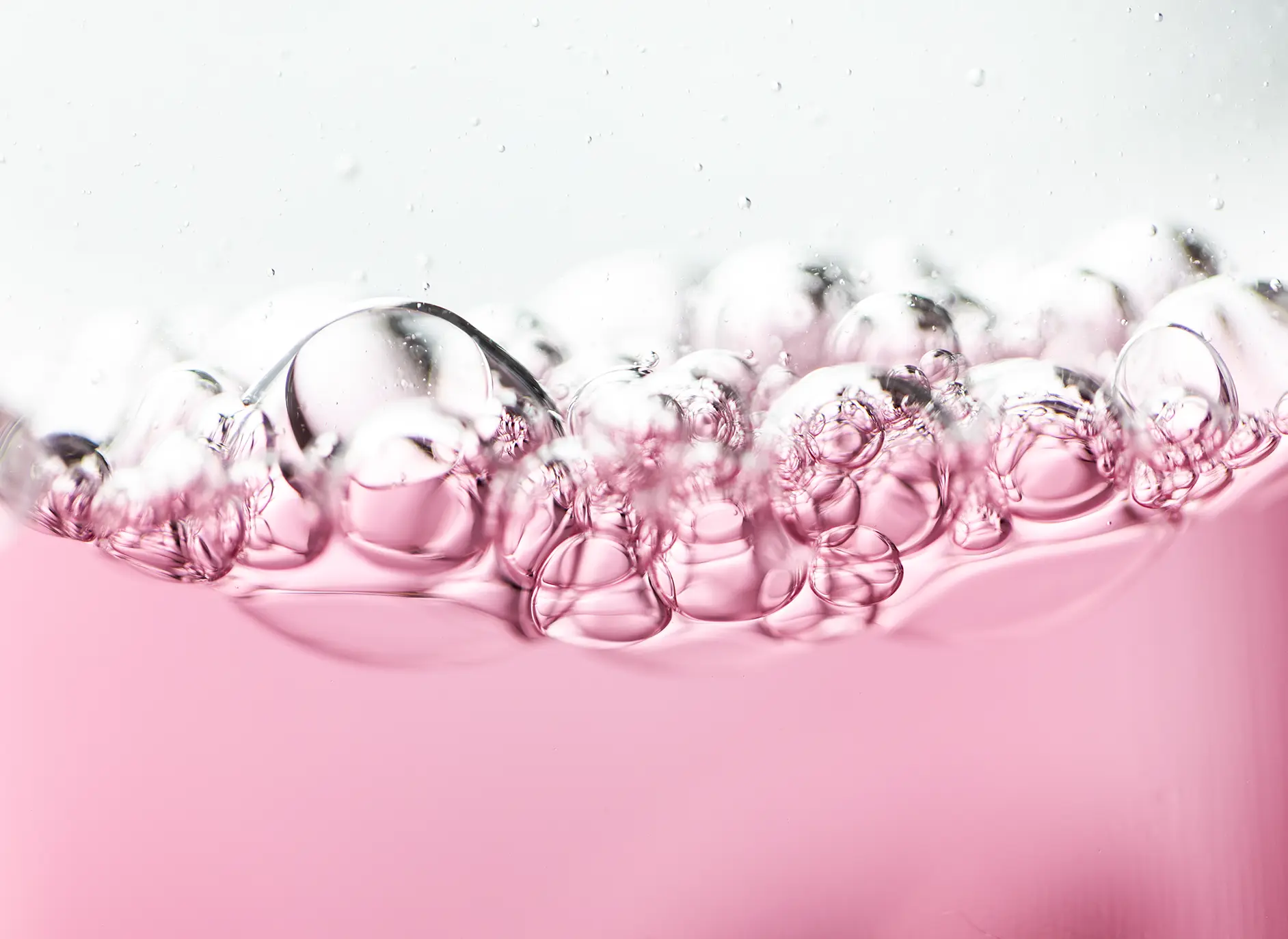WunderscWunderschöne, sanft ineinander fließende Blasen in Rosa und Klar, die die Magie der geschüttelten Aura-Soma Flasche B11 einfangen WunderscWunderschöne, sanft ineinander fließende Blasen in Rosa und Klar, die die Magie der geschüttelten Aura-Soma Flasche B11 einfangen
