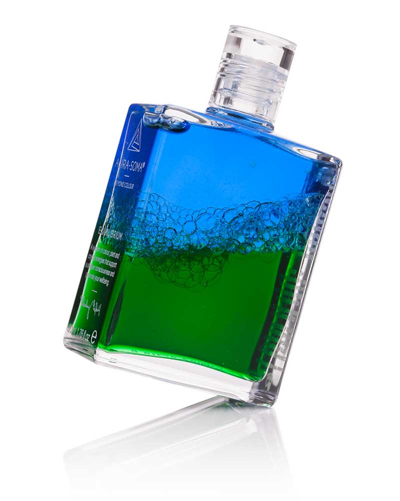Aura-Soma Equilibrium B03 verschüttelt Aura-Soma Equilibrium Flasche B003 Herzflasche: Blau über Grün. Eine zweischichtige Glasflasche mit klarem Deckel. Leicht schräg stehend fotografiert.
