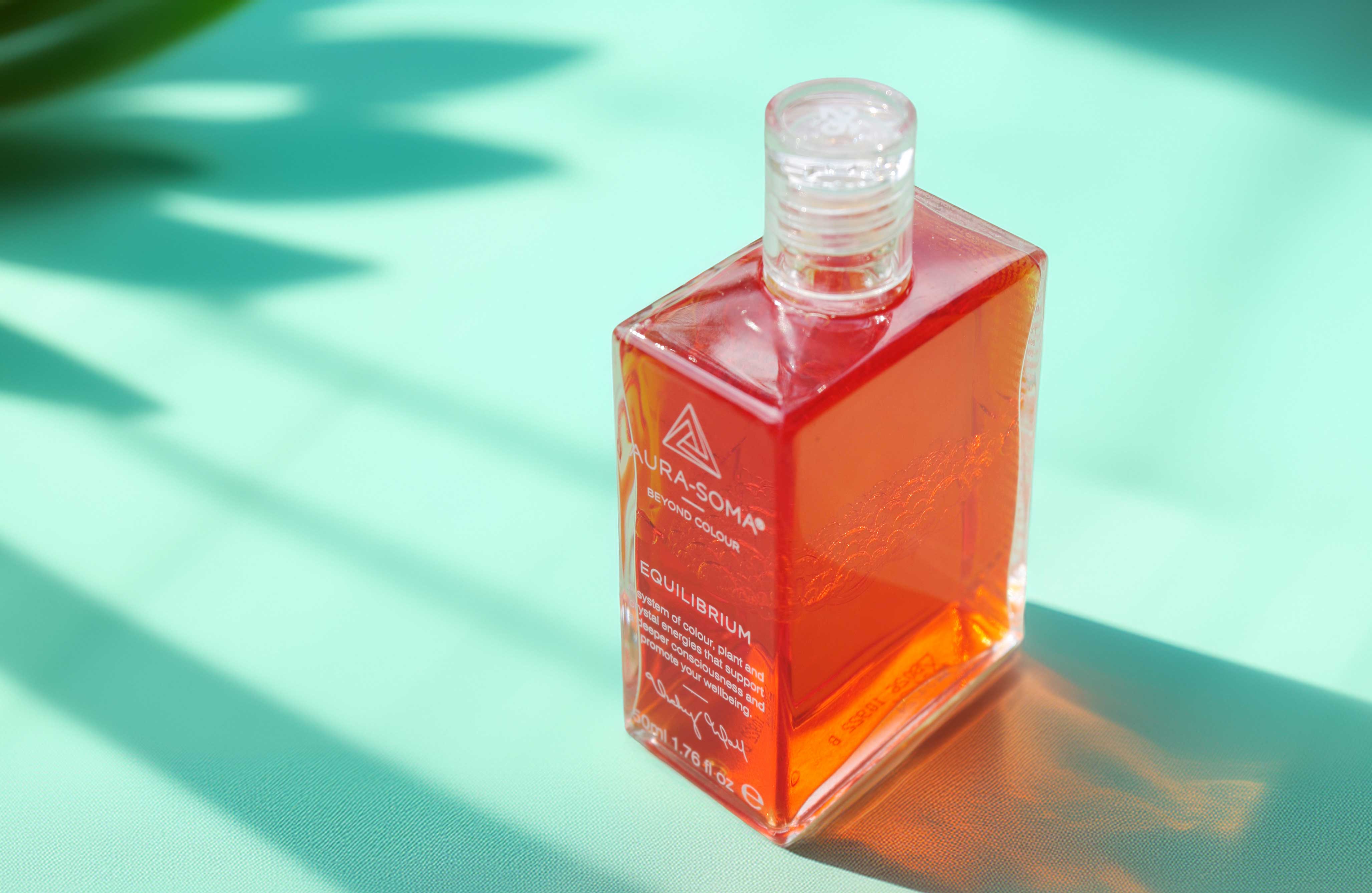 Glasflasche mit Oranger Flüßigkeit als Inhalt