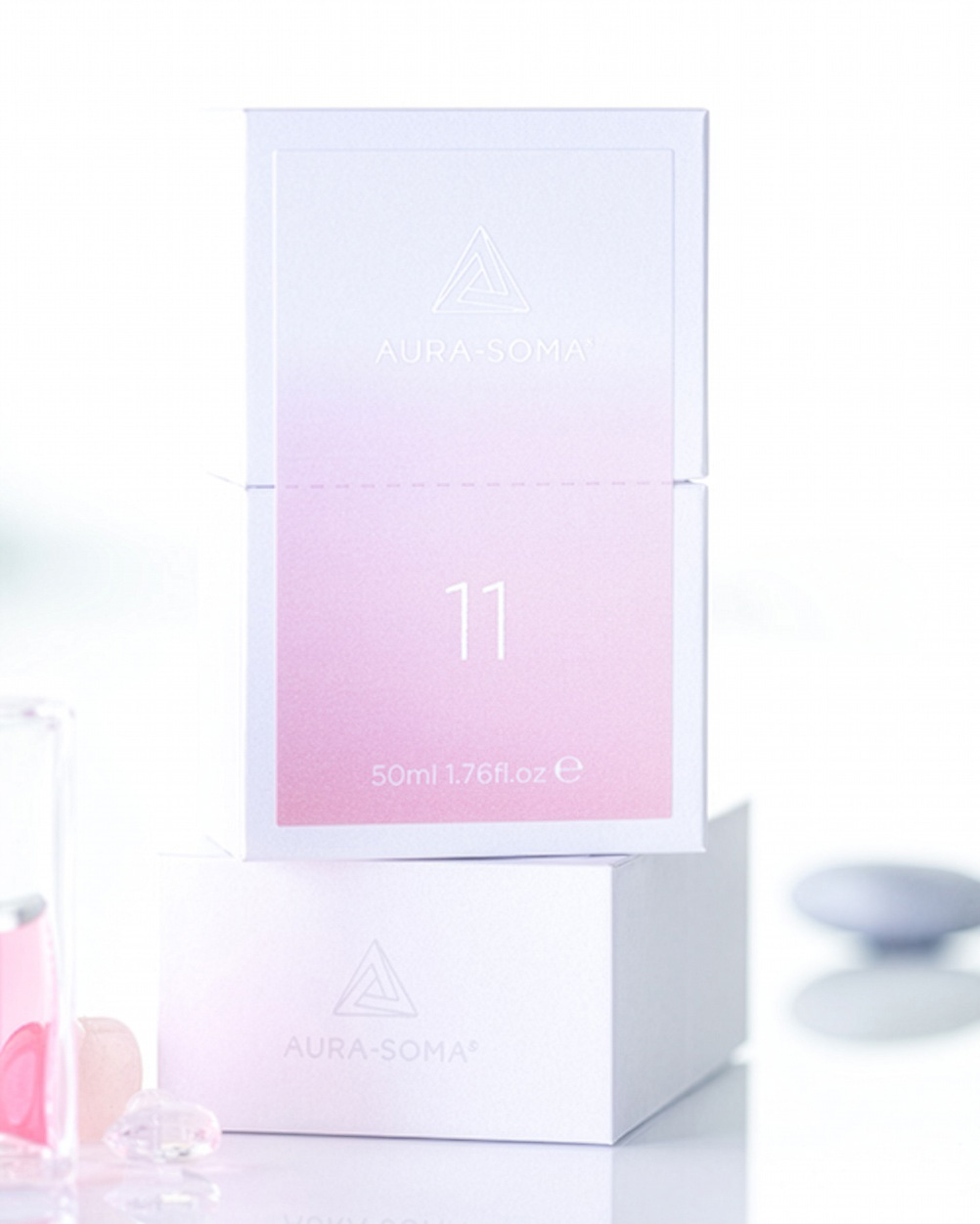 Aura-Soma Perfume Nr. 11 auf hellem Hintergrund mit edler Lichtstimmung