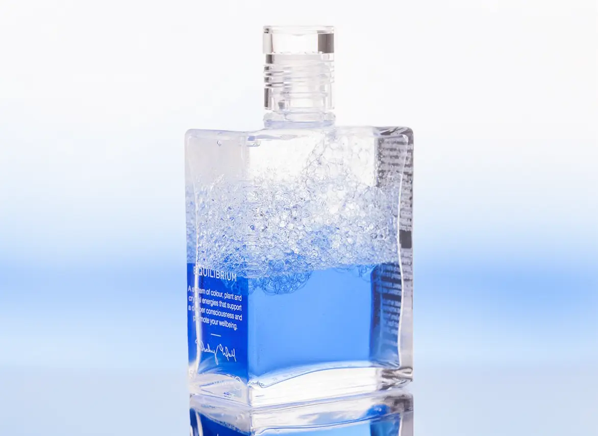 Aura-Soma Equilibrium Flasche B12 Name der Flasche: Friede in der neuen Zeit: Klar über Blau. Eine zweischichtige Glasflasche mit klarem Deckel.