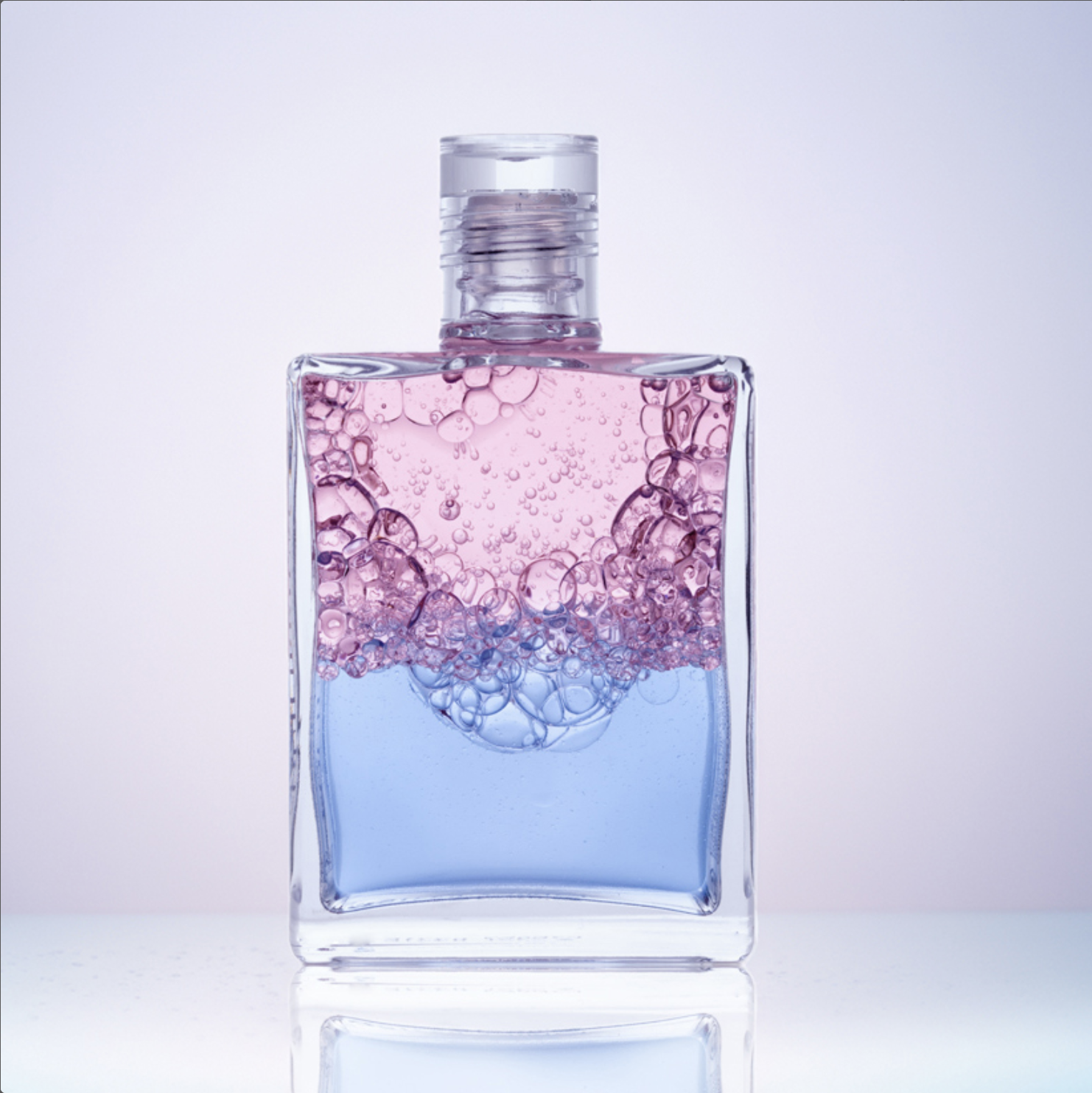 Verschüttelte Aura-Soma B58 Flasche – zartes Hellviolett, entstanden aus Hellblau und Hellrosa, symbolisiert Balance und spirituelle Transformation Verschüttelte Aura-Soma B58 Flasche – zartes Hellviolett, entstanden aus Hellblau und Hellrosa, symbolisiert Balance und spirituelle Transformation