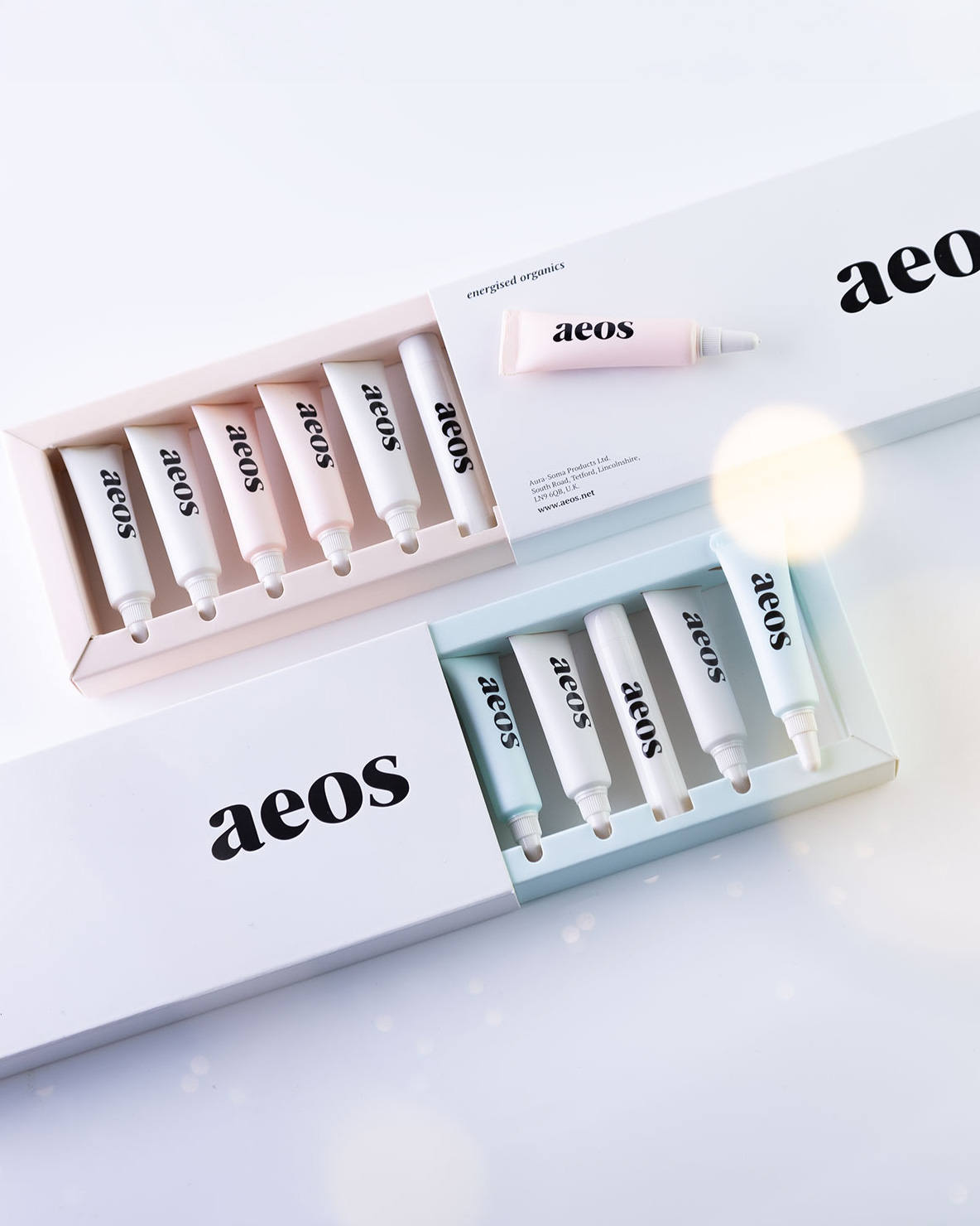 AEOS Gesicht und Körperpflege Sets auf hellem Hintergrund