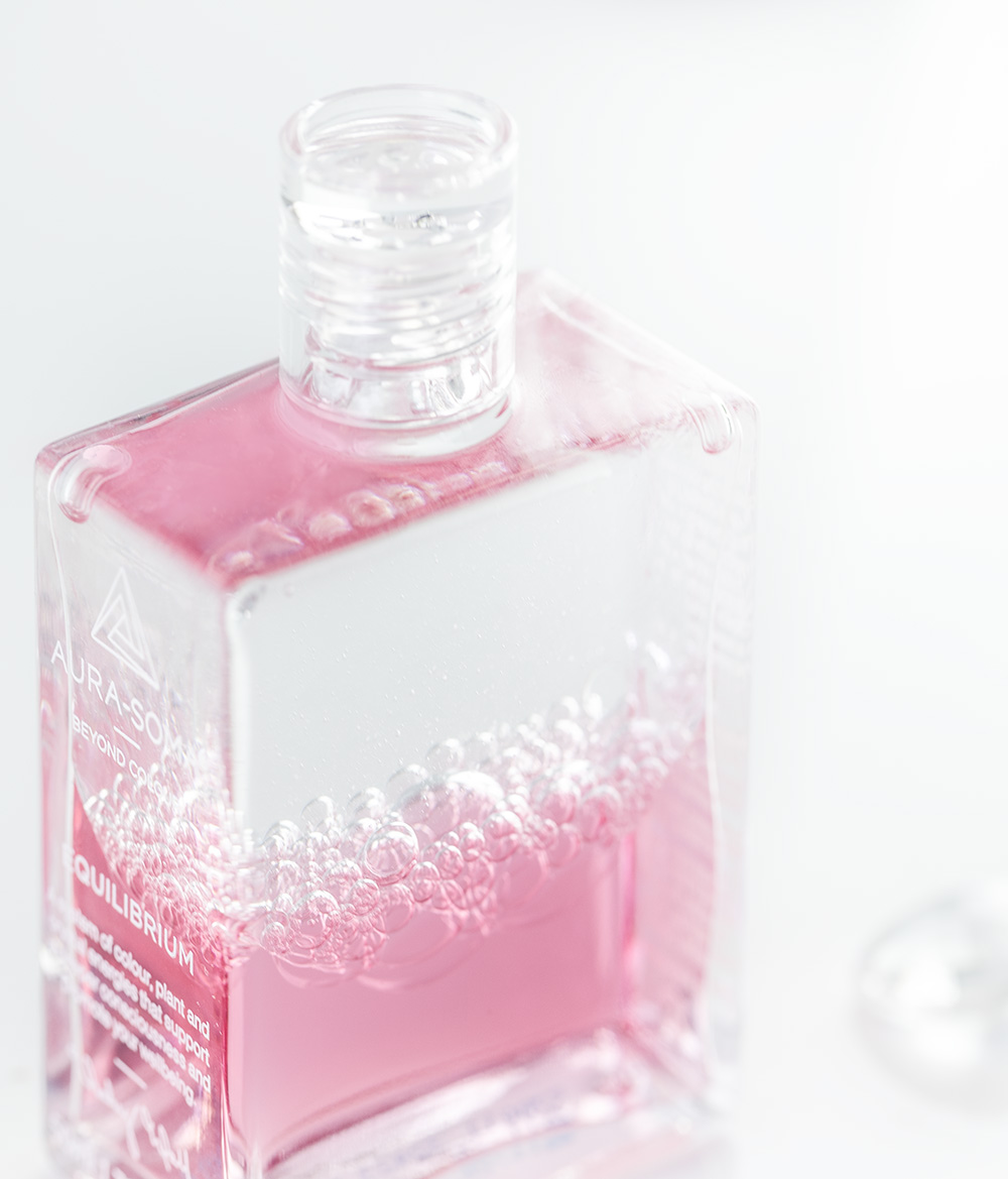 Aura-Soma Equilibrium B11 Aura-Soma Equilibrium Flasche B11, Klar über Rosa, von der Seite fotografiert und leicht geschüttelt, sodass wunderschöne Blasen sichtbar sind.