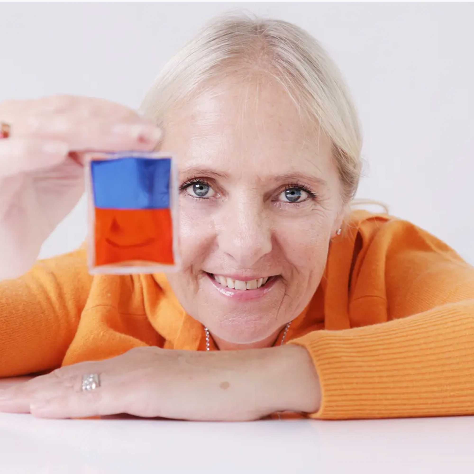 Barbara Heider-Rauter mit einer Aura-Soma Equilibriumflasche