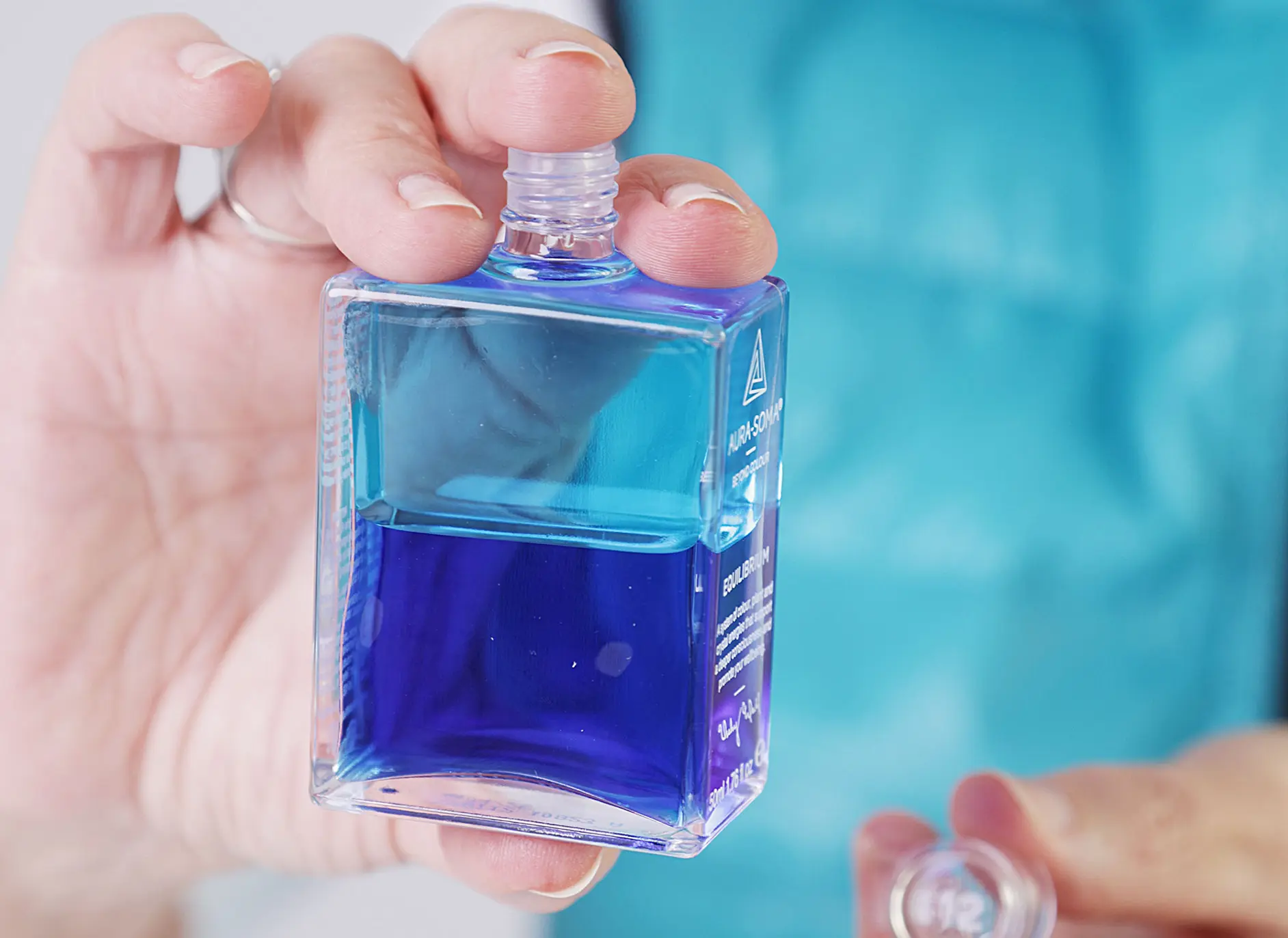 Aura-Soma Flasche Nr. 112 Türkis über Blau im Abpothkergriff.