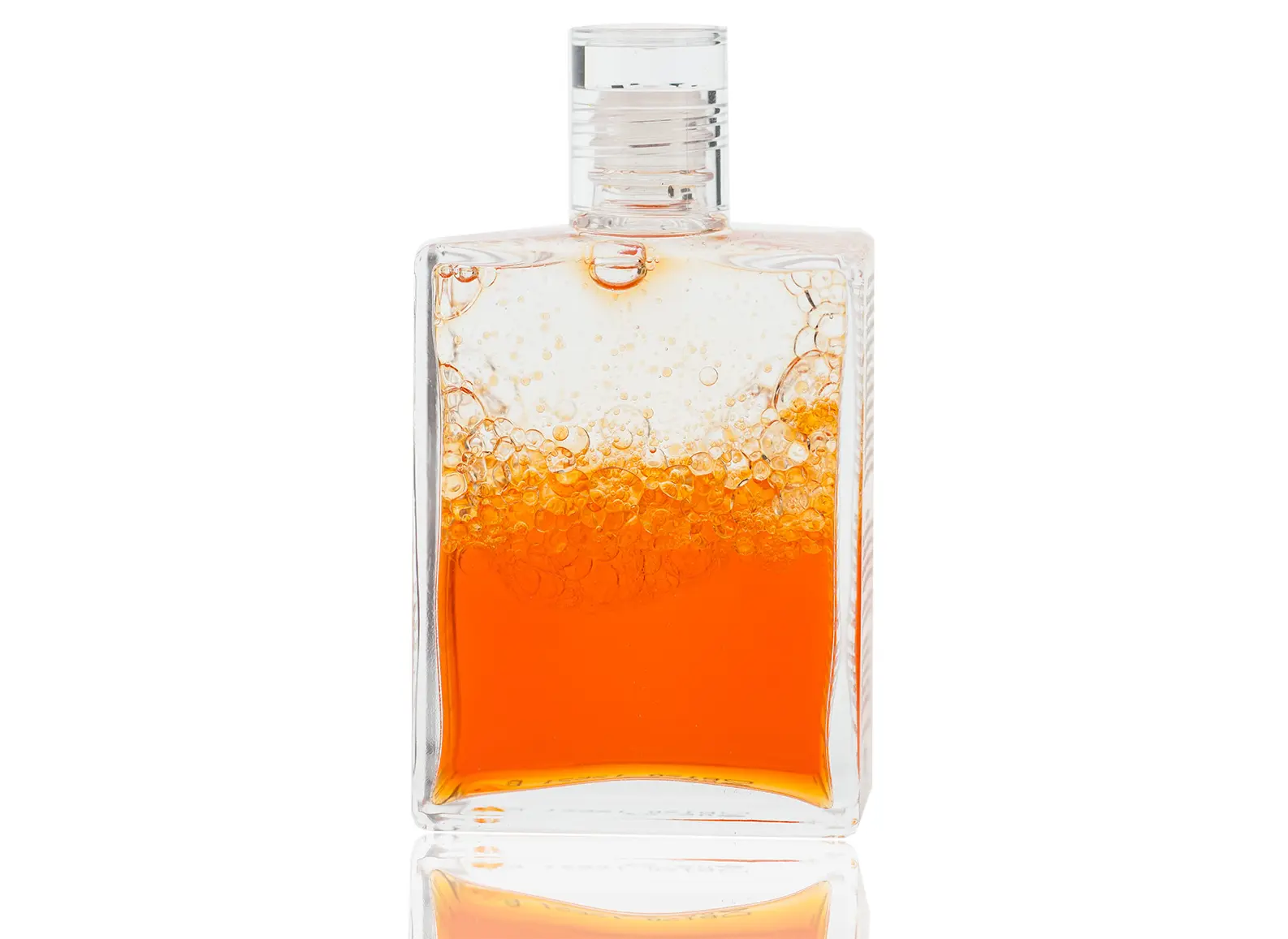 Verschüttelte Aura-Soma Flasche Nr. 120 in den Farben Orange und Klar, es sind schöne Blasen zu sehen.