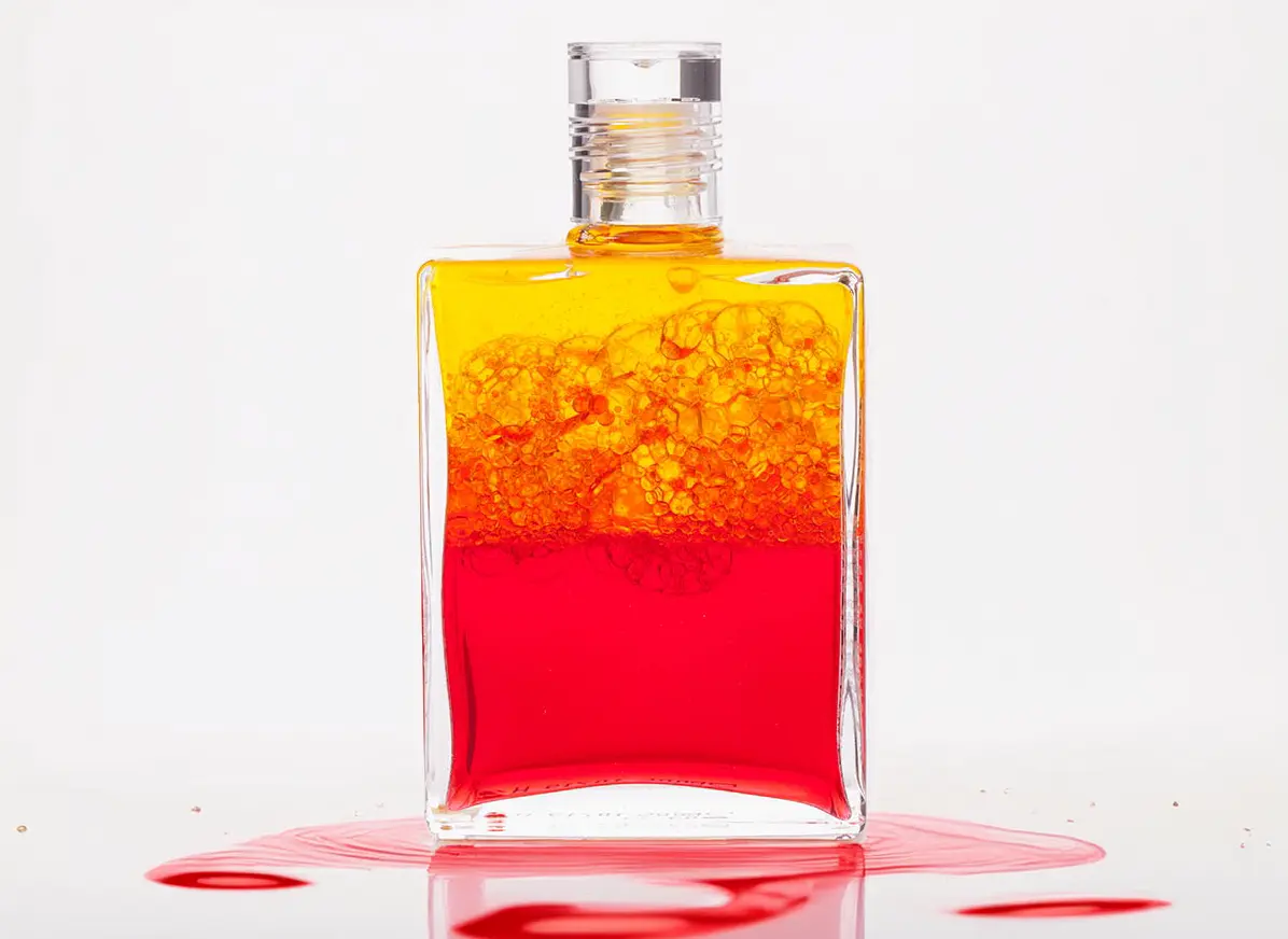 Aura-Soma Equilibrium Flasche B005 Sonnenaufgangs- und Sonnenuntergangsflasche: Gelb über Rot. Eine zweischichtige Glasflasche mit klarem Deckel.