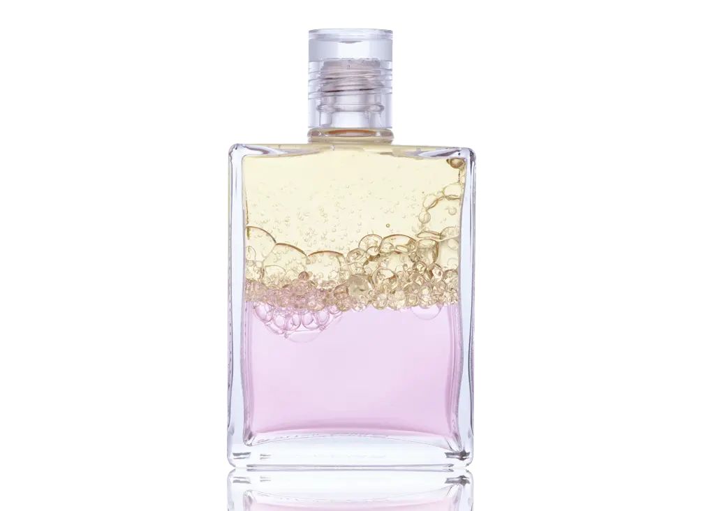 Eine Glasflasche gefüllt mit einer gelben und einer rosa flüssigkeit