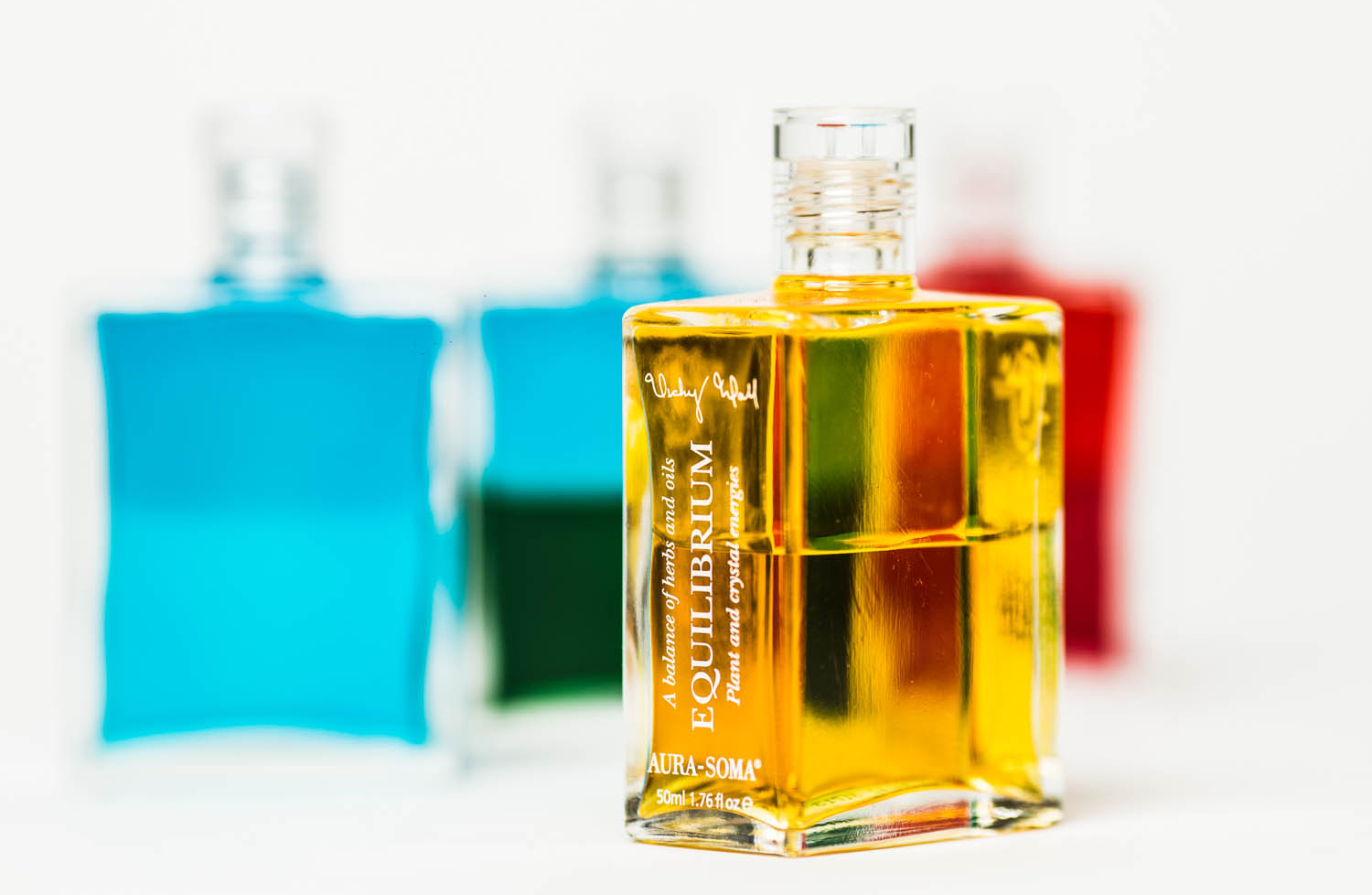 Die Aura-Soma Equilibriumflasche B42 Gelb über Gelb im vordergrund einer vier Flaschen Wahl. Die Aura-Soma Equilibriumflasche B42 Gelb über Gelb im vordergrund einer vier Flaschen Wahl.