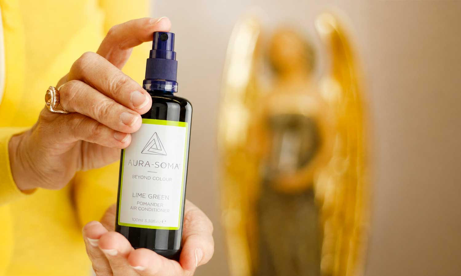 Anwendung eines Aura-Soma Raumsprays