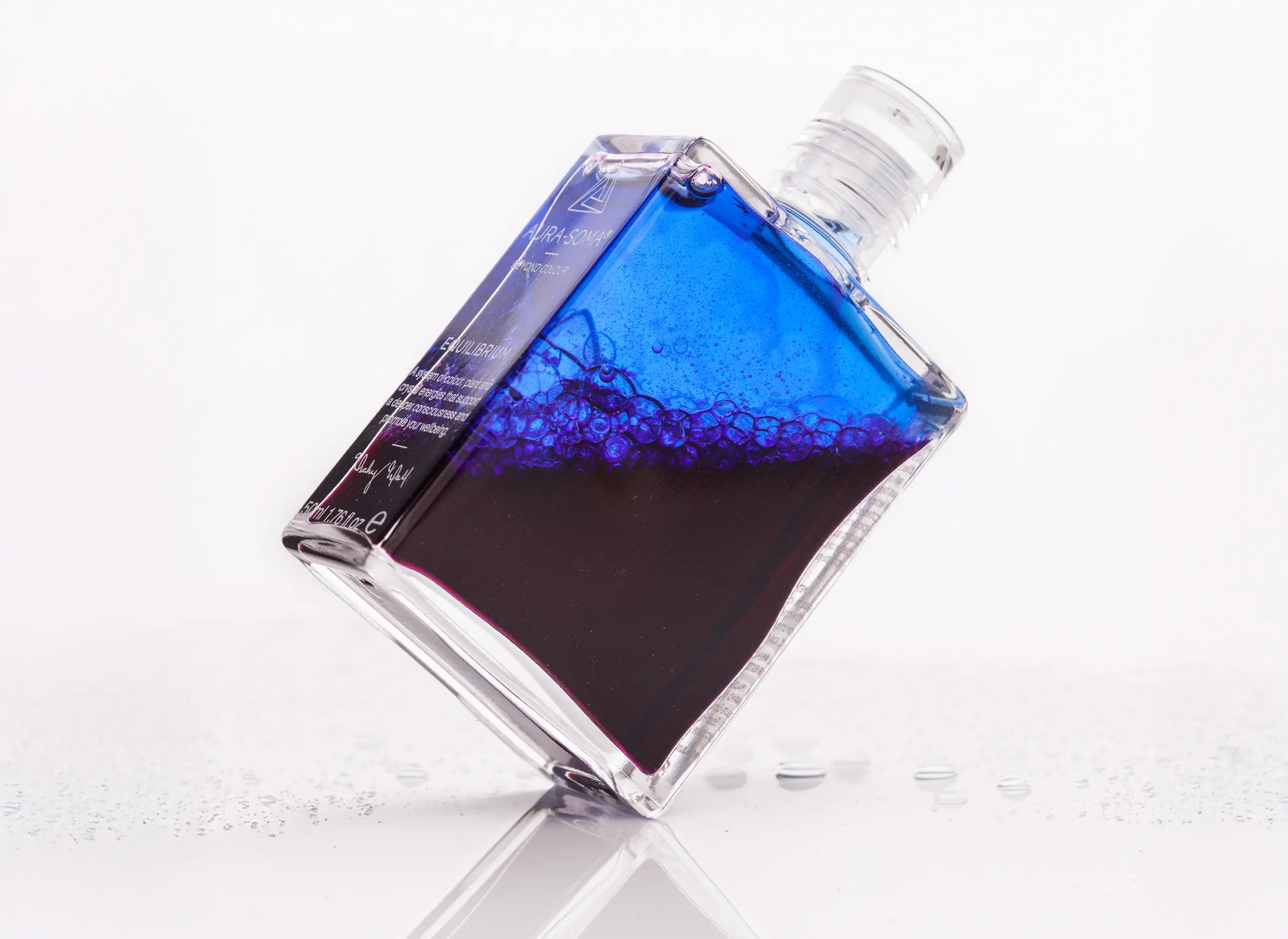 Die Magie der Aura-Soma Equilibrium-Flasche B00: Dein Spirituelles Notfallöl Aura-Soma Equilibrium Flasche B00 Spirituelles Notfallöl: Königsblau über Tiefmagenta. Eine zweischichtige Glasflasche mit klarem Deckel.