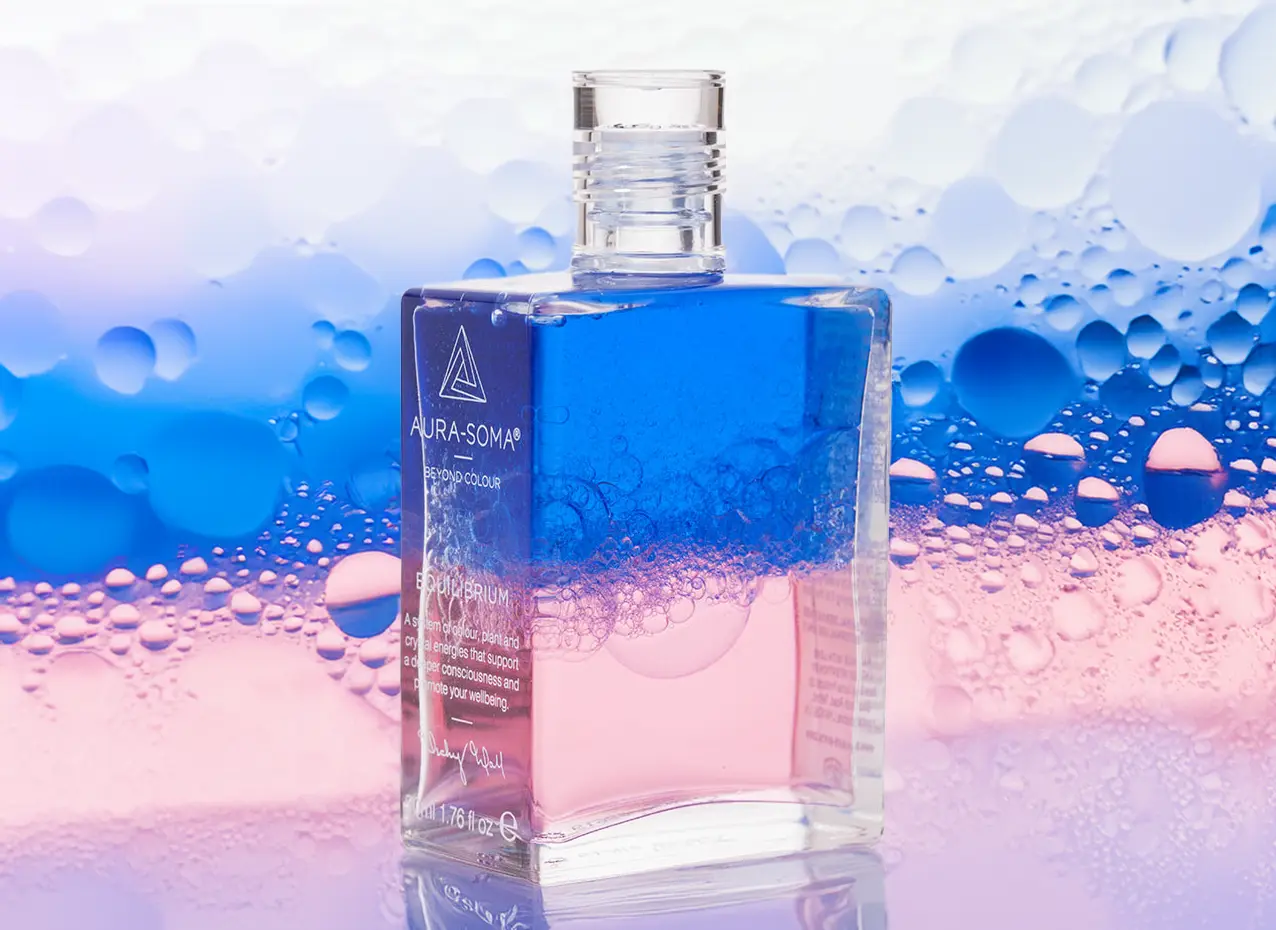 Aura-Soma Equilibrium Flasche B20 Name der Flasche: Sternenkind: Blau über Rosa: Eine zweischichtige Glasflasche mit klarem Deckel, vor Blau-Rosa Hintergrund.