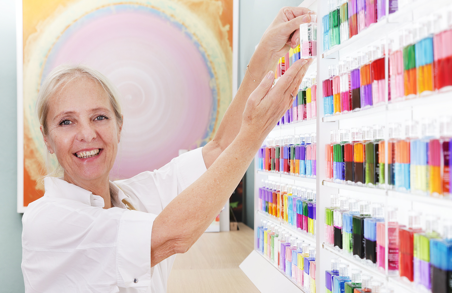 "Wie Farbe unser Leben verändern kann": Ein Blick hinter die Kulissen der Aura-Soma Welt "Wie Farbe unser Leben verändern kann": Ein Blick hinter die Kulissen der Aura-Soma Welt